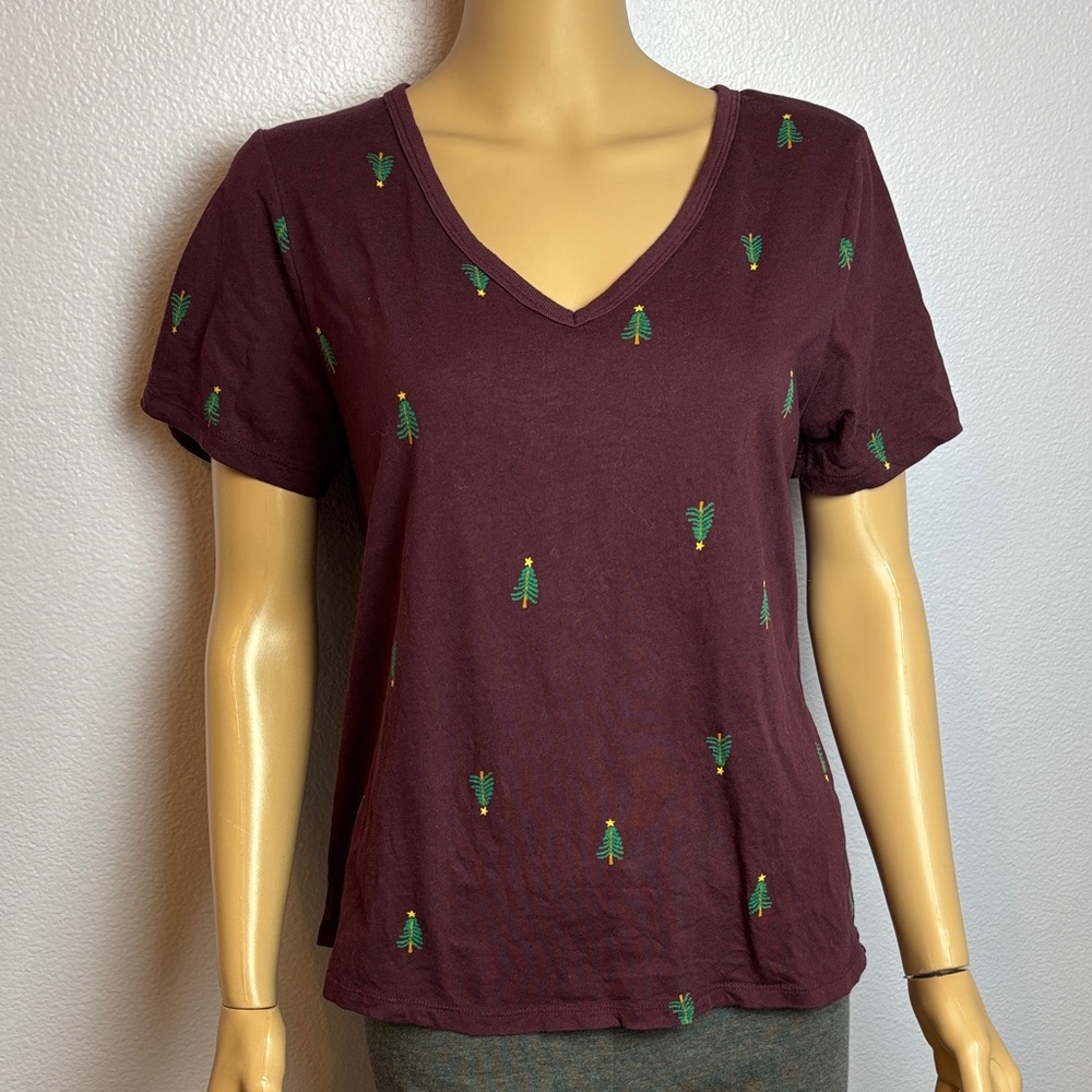 Old Navy Burgundy Tee with Green Evergreen 🌲 Christmas Trees